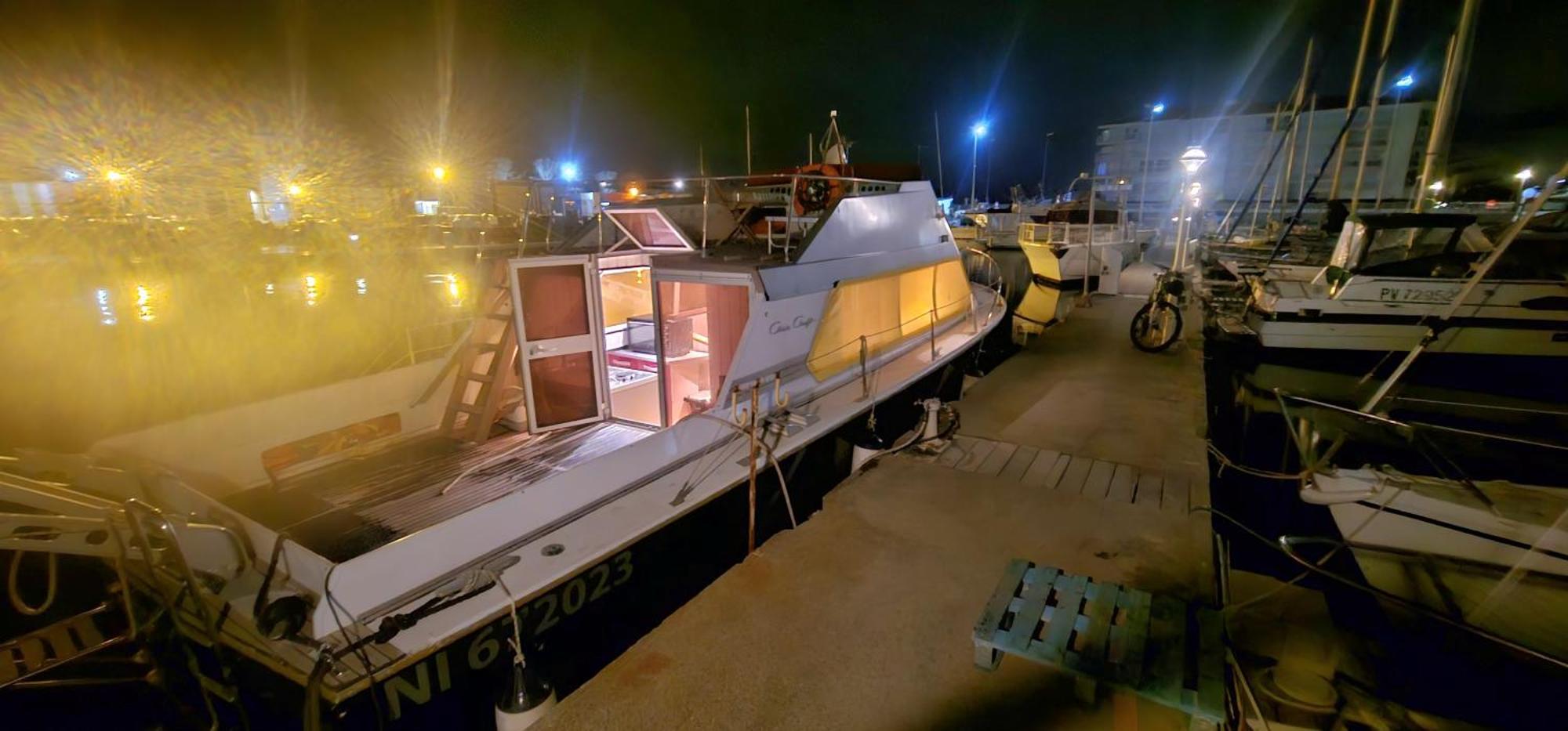 Botel Sur L'eau Confort
