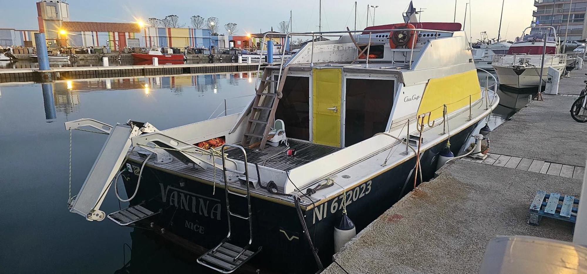 Botel Sur L'eau Confort