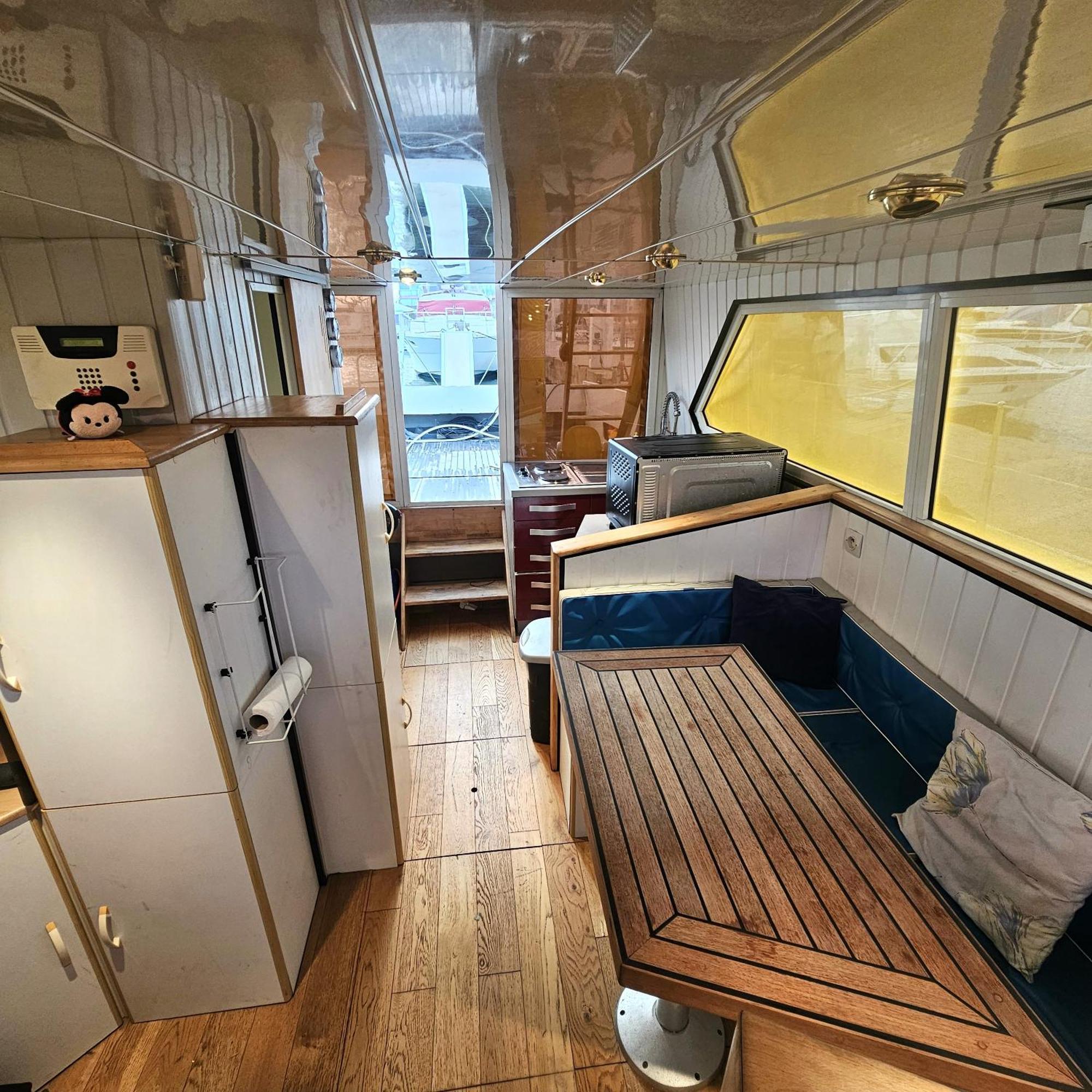 Sur L'eau Confort Botel